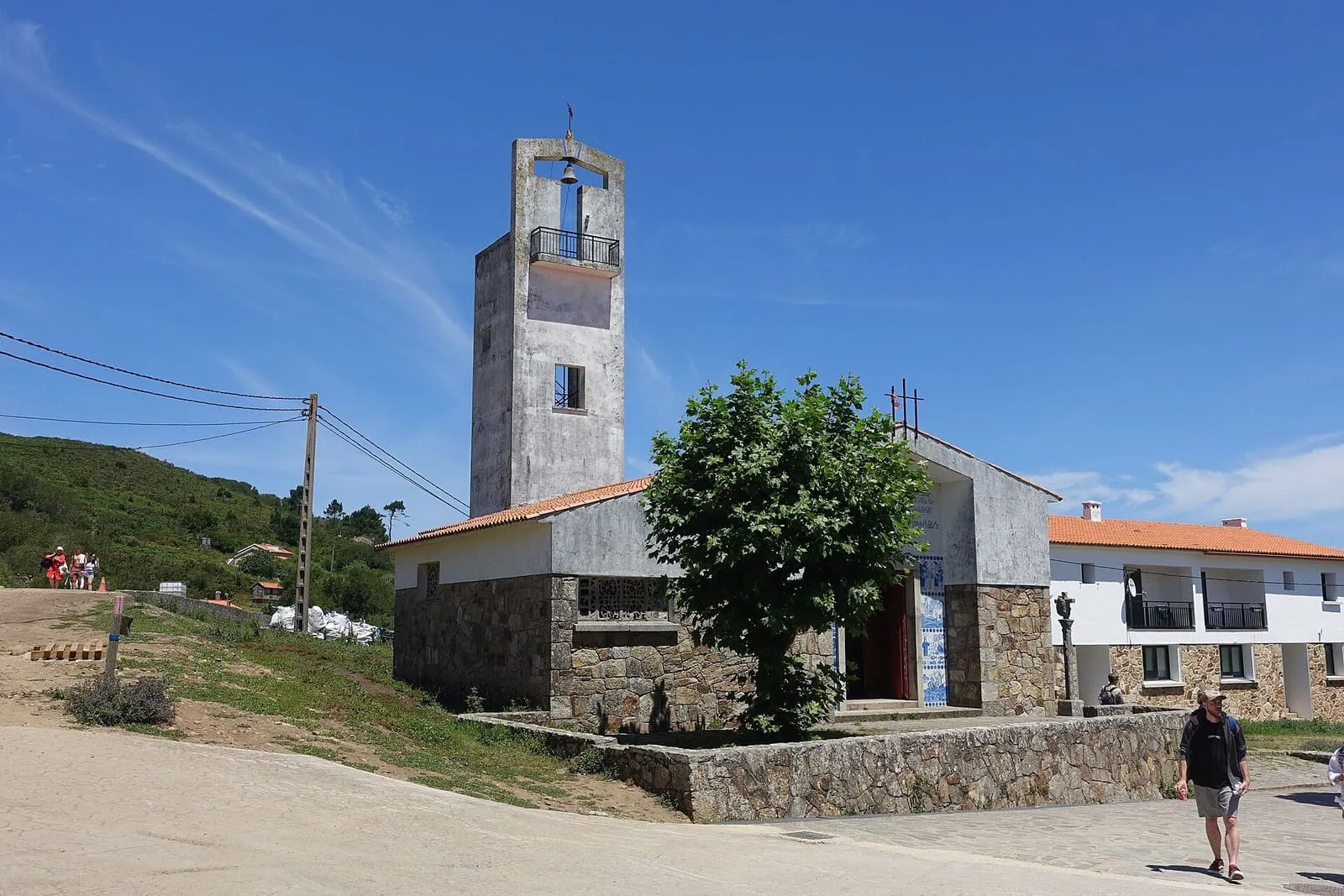 La iglesia de San Xoaquín de la isla de Ons, con su torre de campanas y un entorno de casas blancas