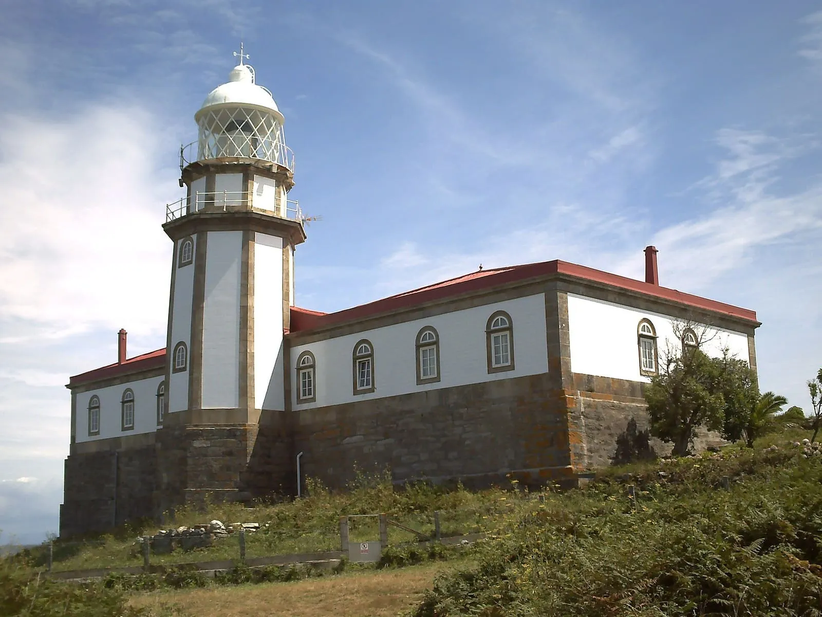 Faro de la isla de Ons, con su edificio de piedra y cal