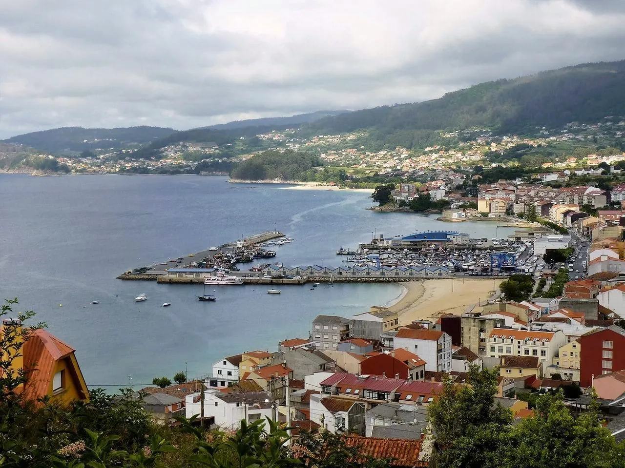 Vista de Bueu desde lo alto, con el puerto, la playa y la ría