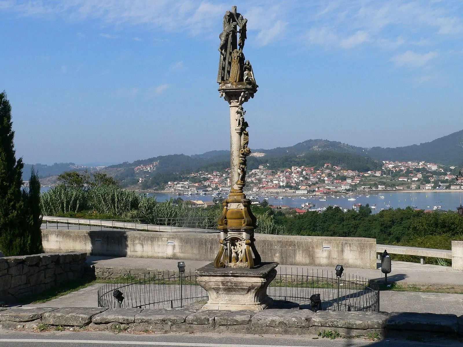 Cruceiro de Hío con la ría de Aldán y sus pueblos al fondo