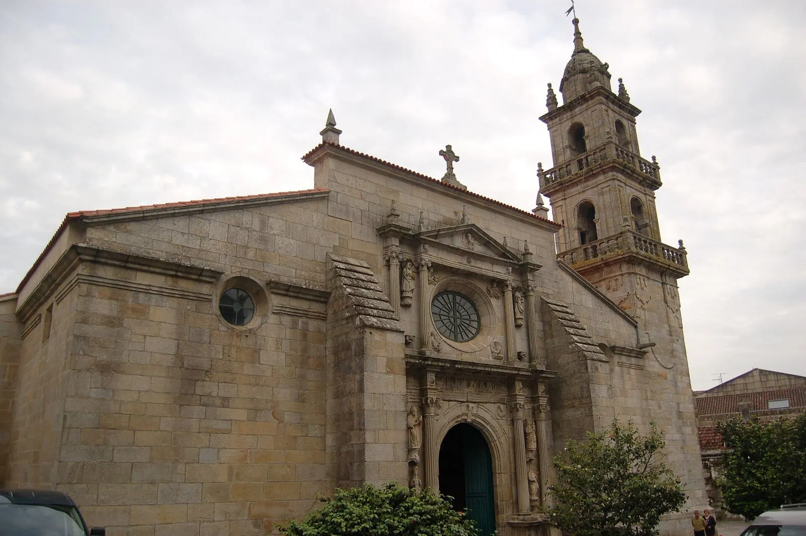 La excolegiata de Santiago de Cangas con su fachada renacentista y su torre de dos cuerpos, en una plaza del centro