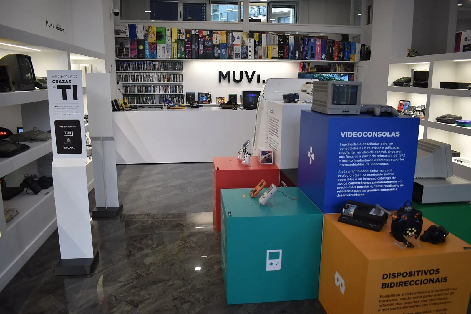 La sala principal del Museo do Videoxogo de Cangas, con el rótulo MUVI, consolas y juegos expuestos