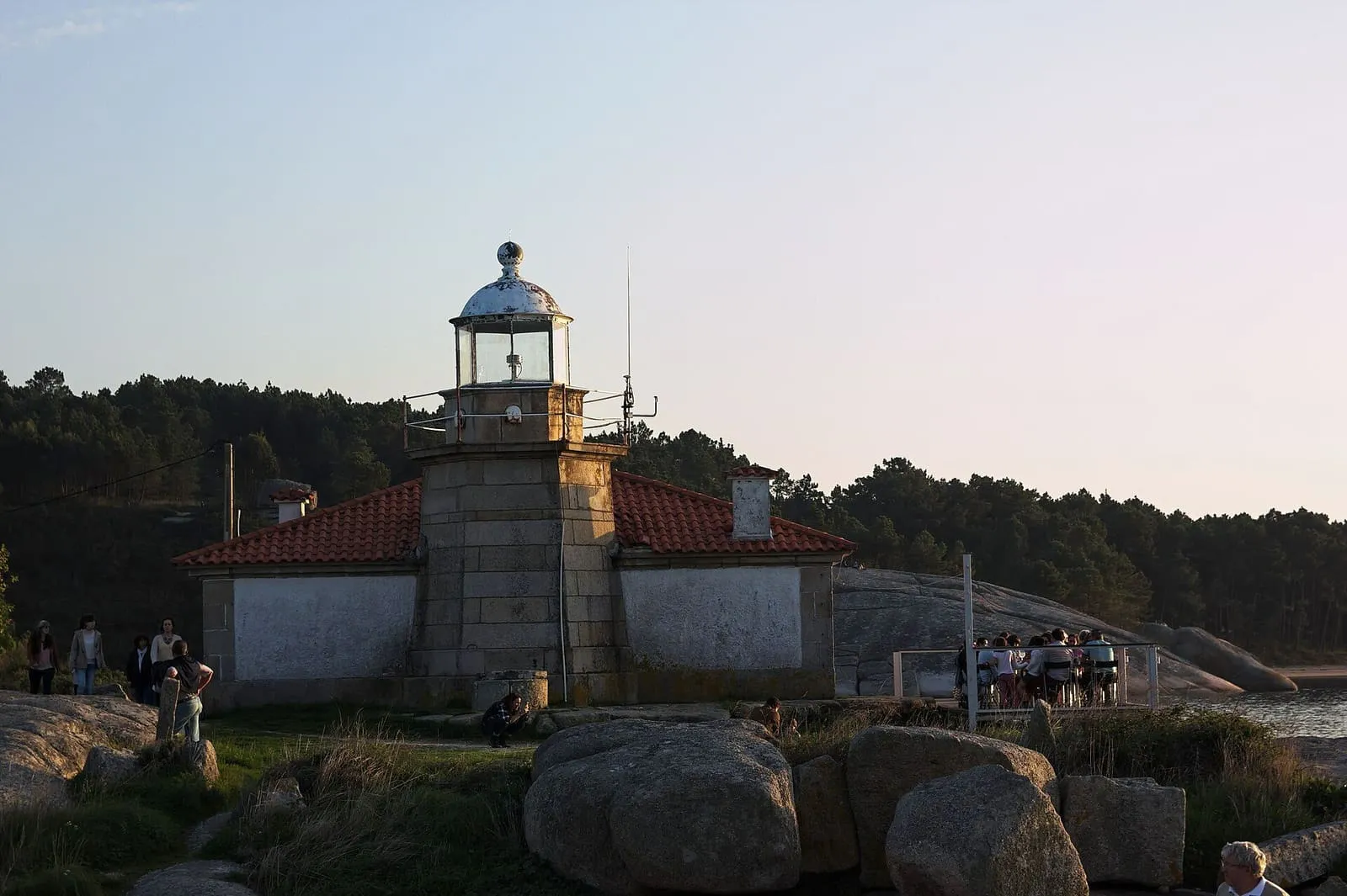 Faro de Punta Cabalo entre las rocas de la costa de A Illa de Arousa