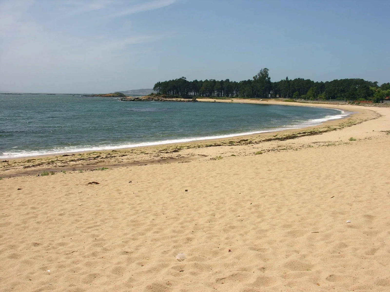 La playa de Cabío, un amplio arenal con aguas tranquilas de la ría de Arousa