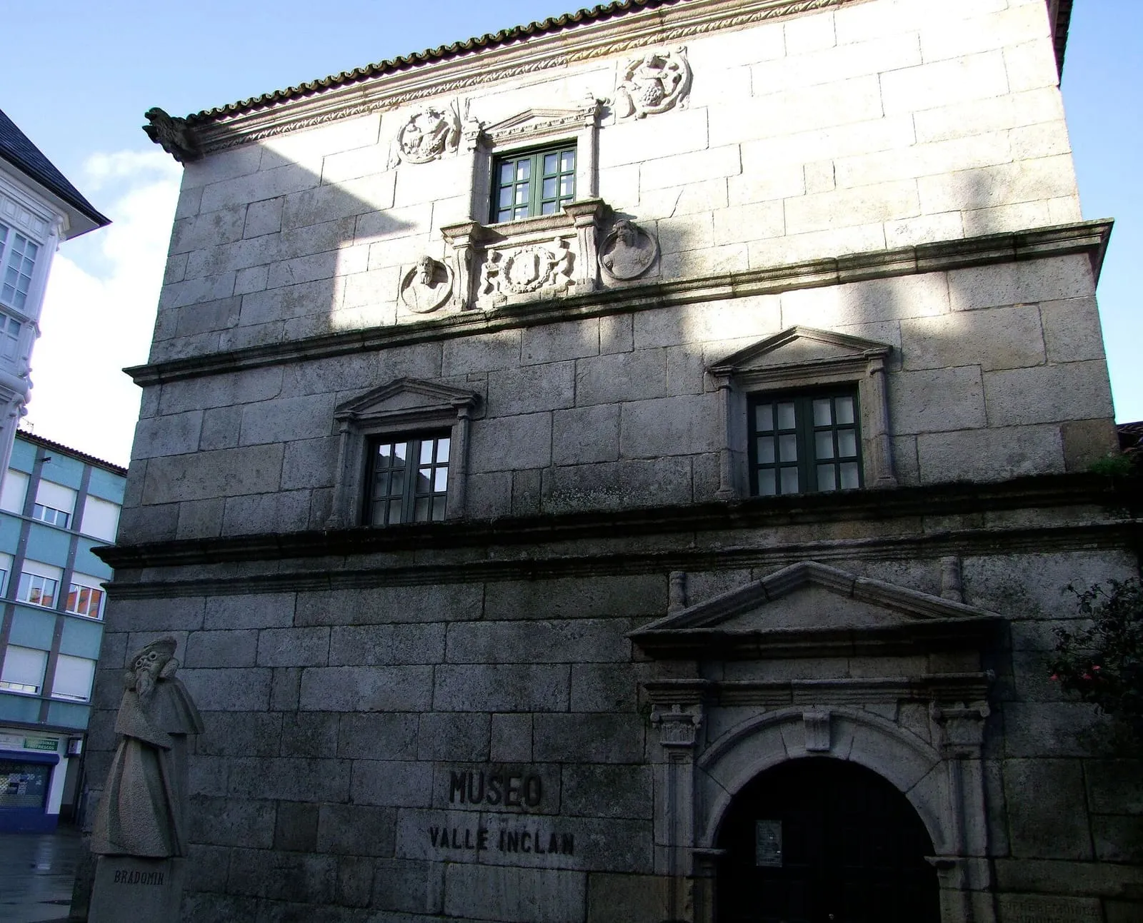 Fachada de piedra de la Torre de Bermúdez, sede del museo Valle-Inclán, con ventanas y un portal con arco