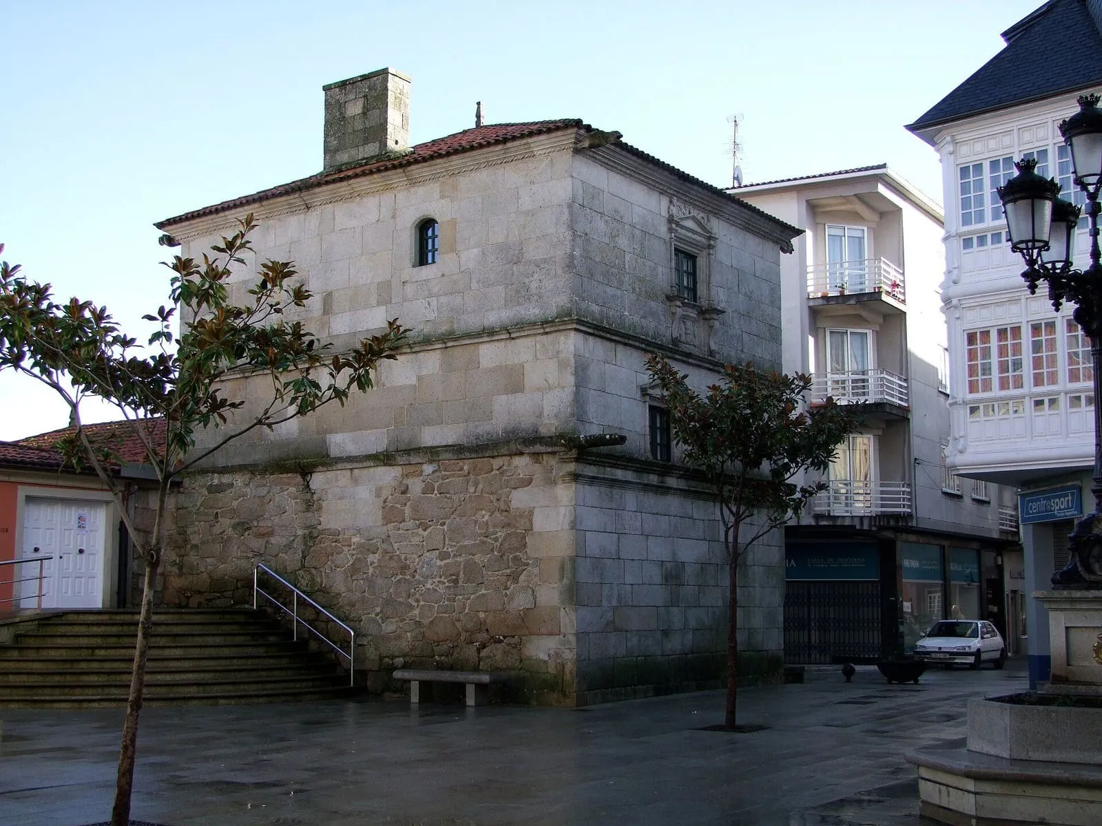 La Torre de Bermúdez, casa fuerte de piedra en el casco histórico de A Pobra do Caramiñal