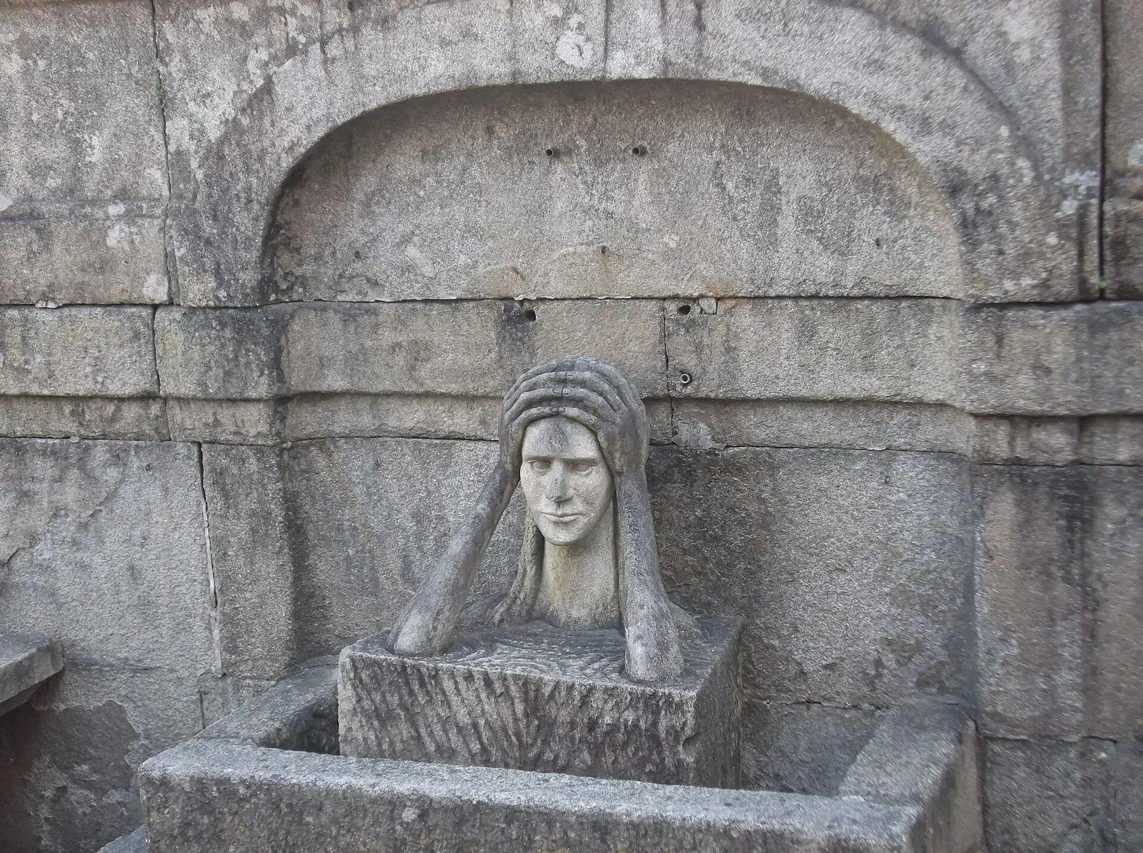 Detalle de un caño de piedra tallado de la Fonte das Burgas de Caldas de Reis