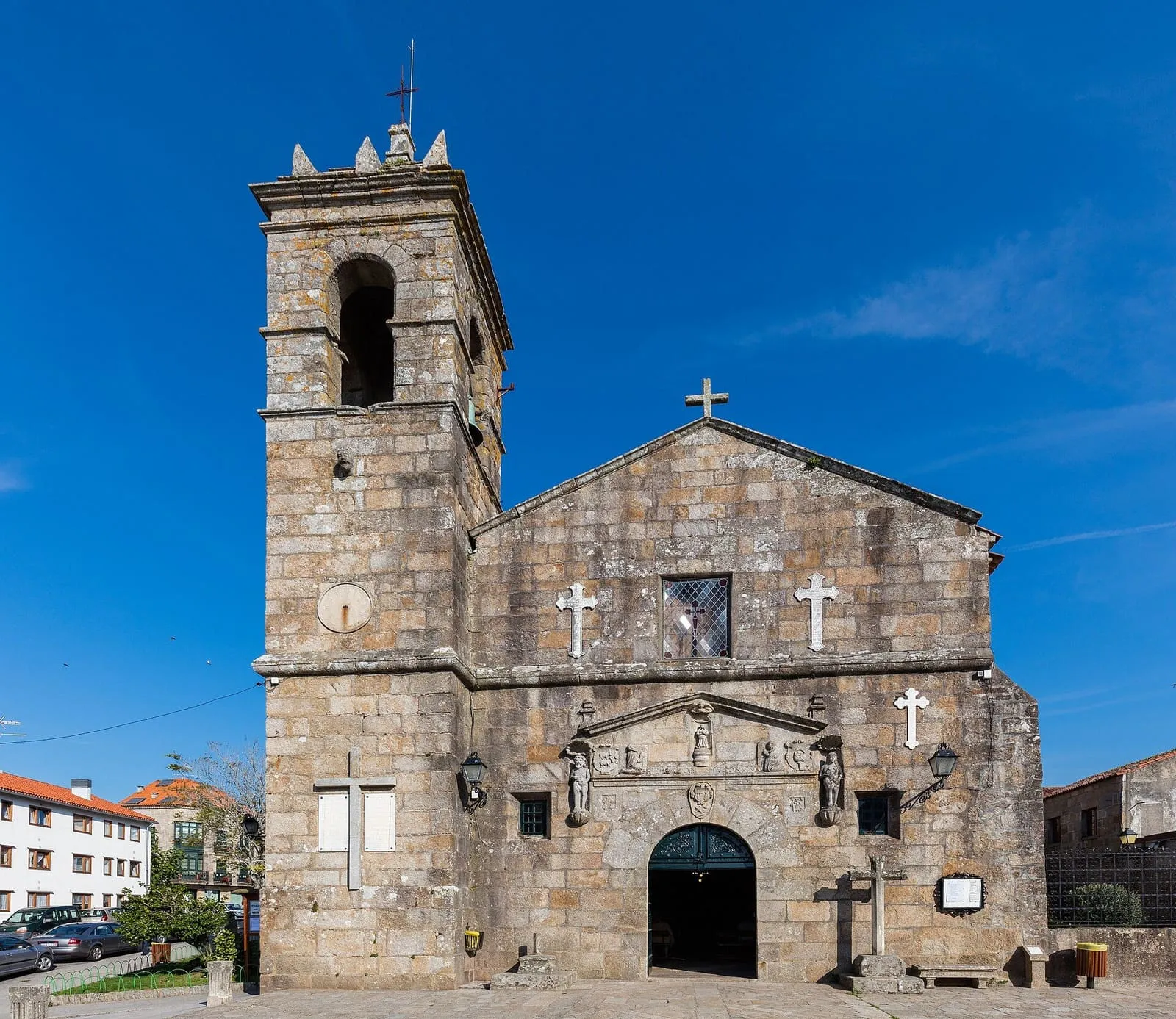 Fachada de piedra de la iglesia de San Francisco, con su espadaña y la portada, en Cambados