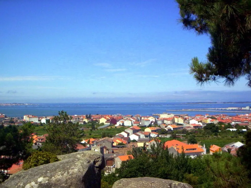 Vista de Cambados y de la ría de Arousa desde el mirador del monte da Pastora