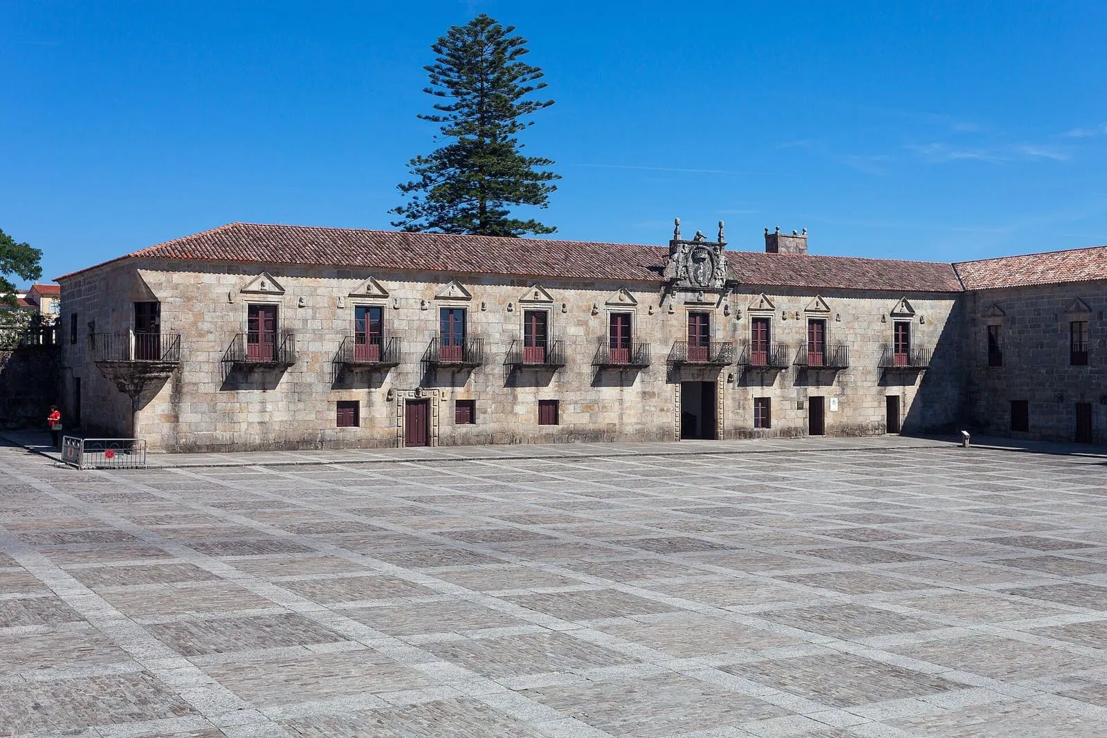 Fachada del Pazo de Fefiñáns y la plaza empedrada que lo precede, en Cambados