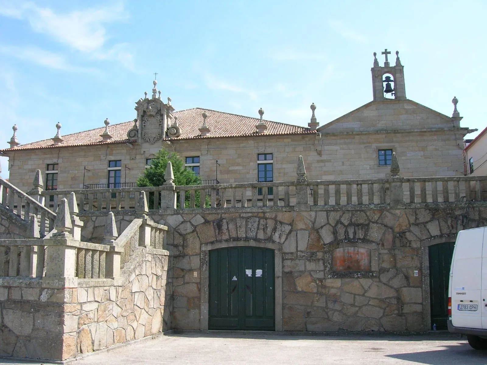 El pazo de Montesacro, un edificio señorial de piedra con la capilla adosada, en San Tomé do Mar