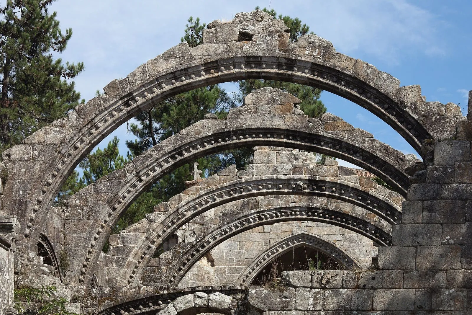 Arcos góticos de las ruinas de Santa Mariña Dozo, en Cambados