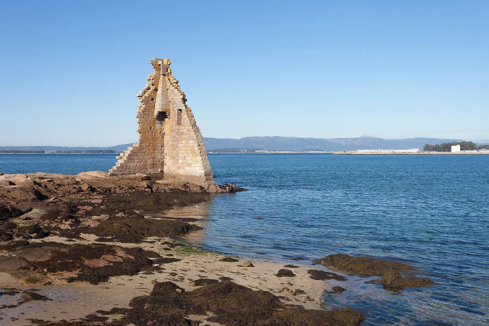 Ruinas de la torre de San Sadurniño sobre las rocas de la costa de Cambados