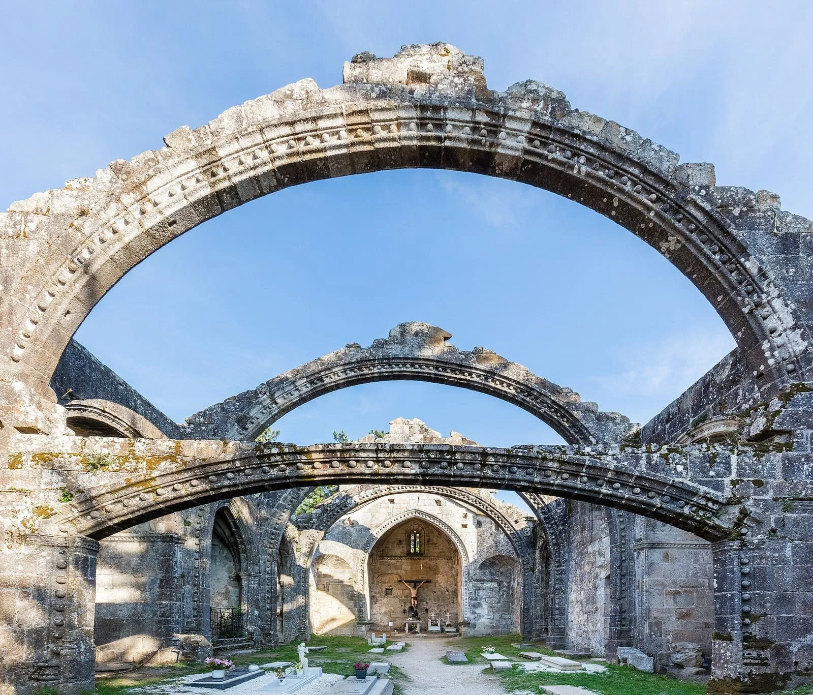 Arcos góticos de las ruinas de Santa Mariña Dozo, en Cambados, contra el cielo