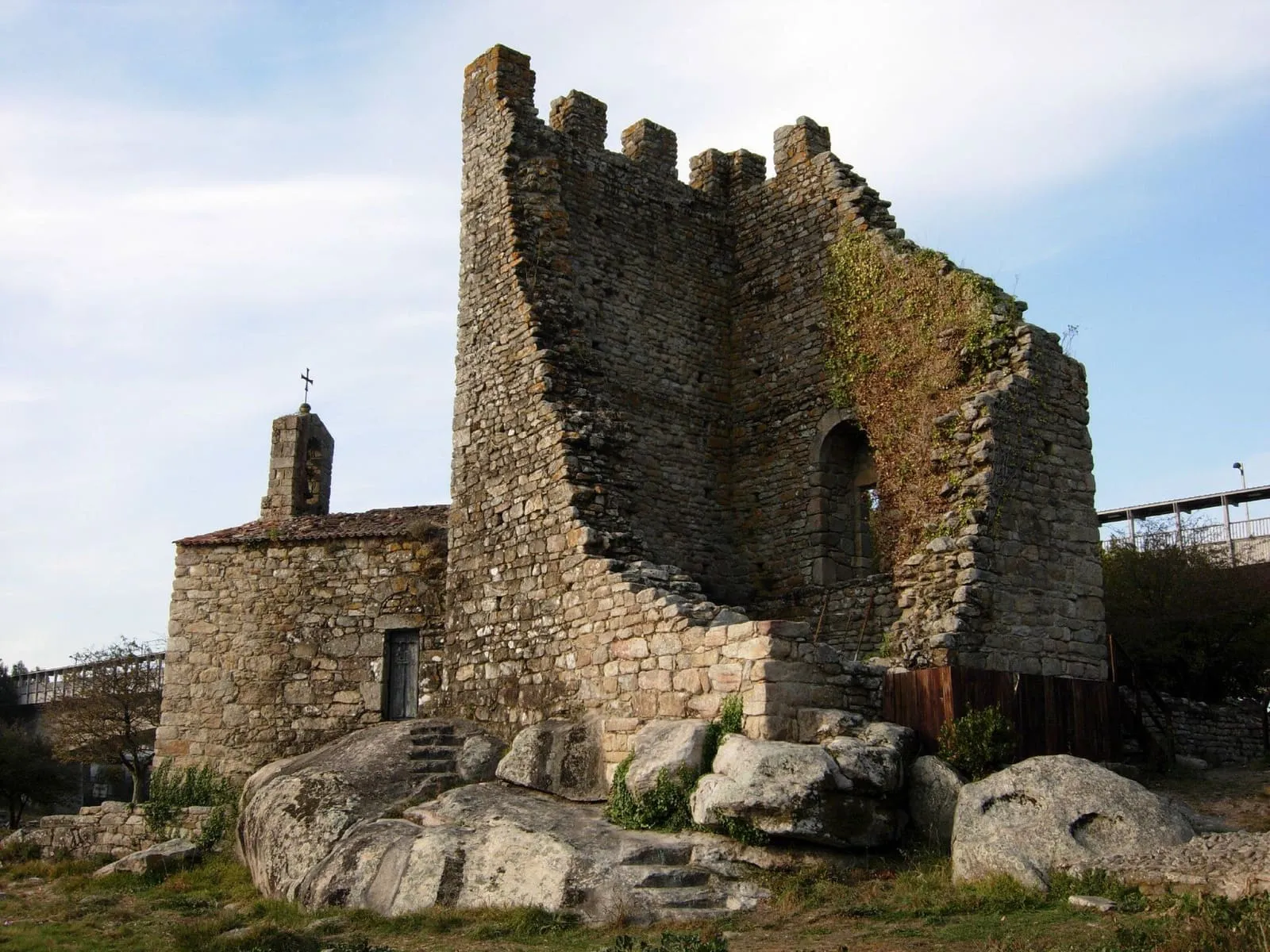 Restos de una de las Torres do Oeste, en Catoira, junto a una pequeña capilla