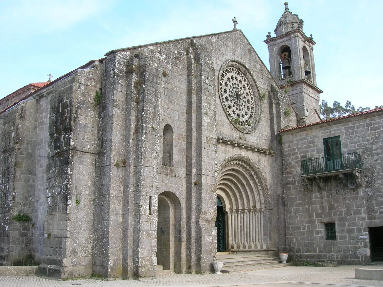 Fachada del Mosteiro de Armenteira con su rosetón y su portada románica