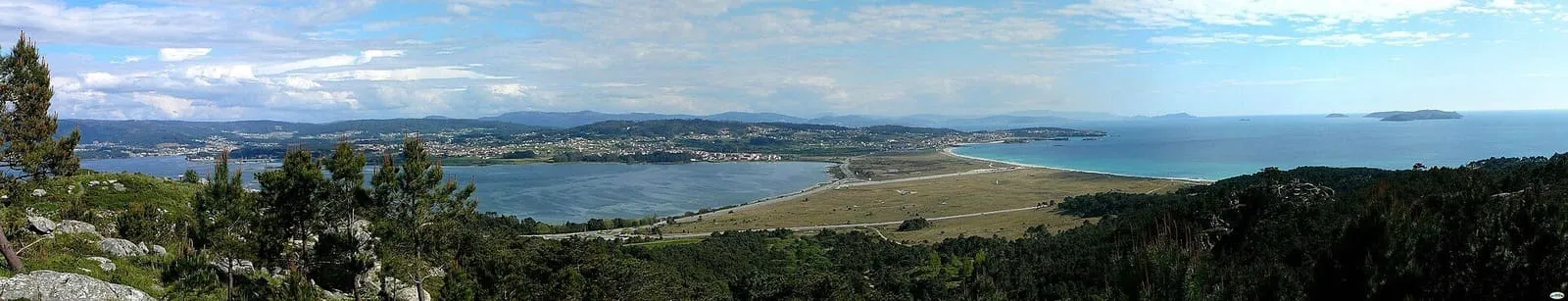 Lengua de arena de A Lanzada y la ría de O Grove vistas desde el monte Siradella