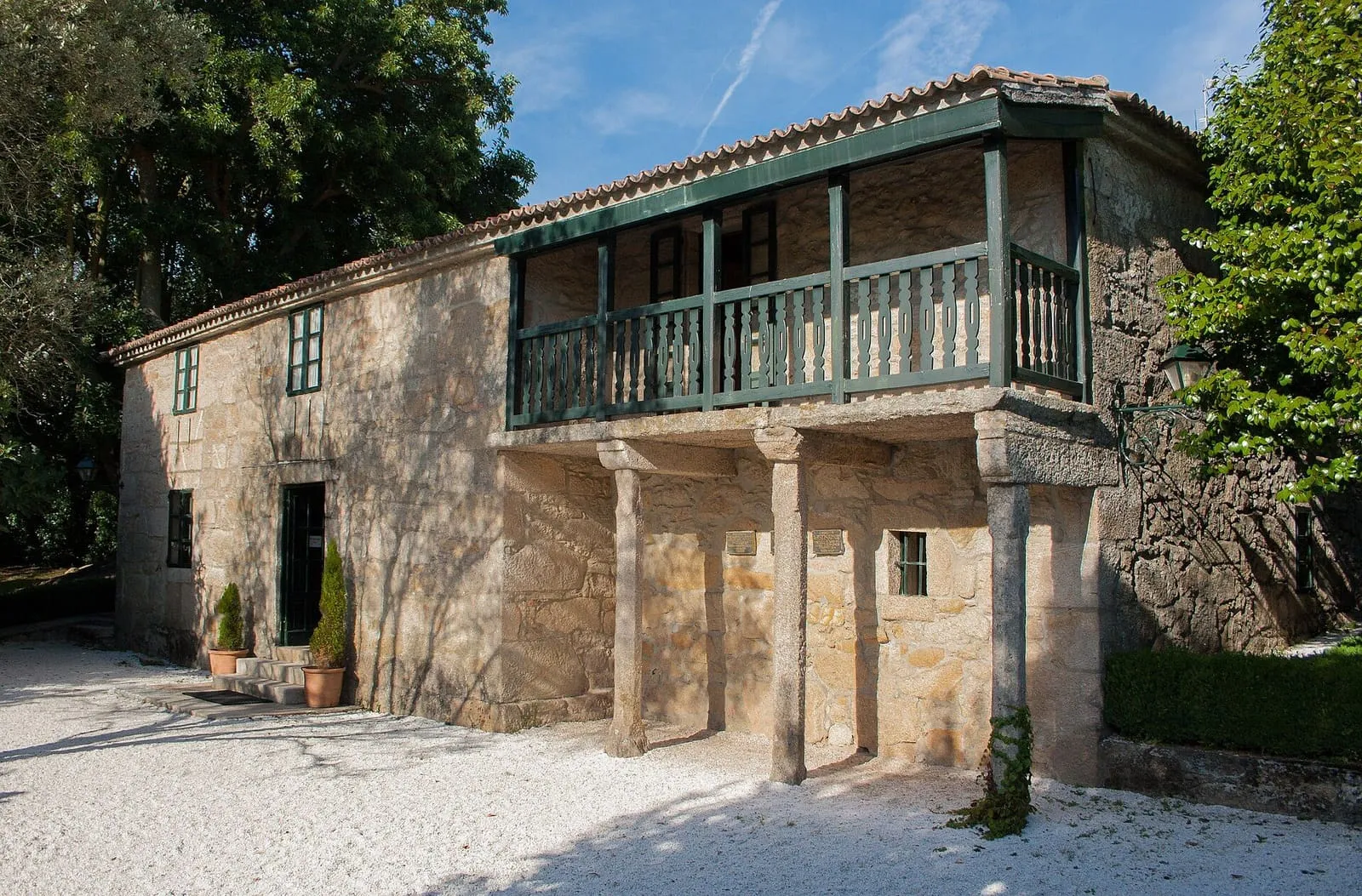 Casa de piedra con balcón de madera, sede de la casa-museo de Rosalía de Castro, en Padrón