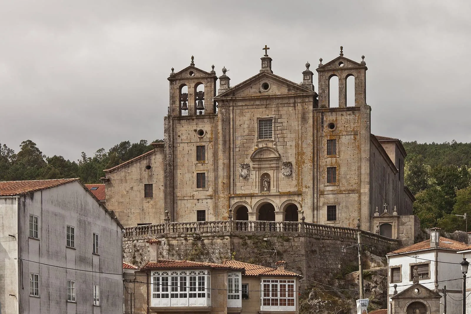 La fachada neoclásica del convento del Carme de Padrón, con sus dos espadañas y el atrio con balaustrada