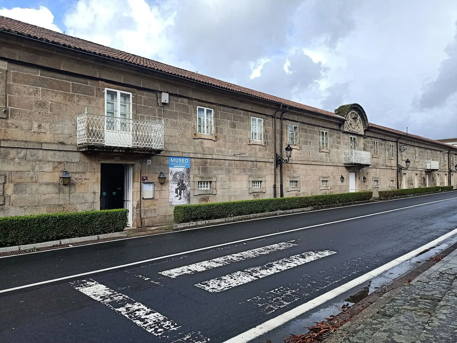 Fachada alargada de piedra de la Fundación Camilo José Cela, en Iria Flavia