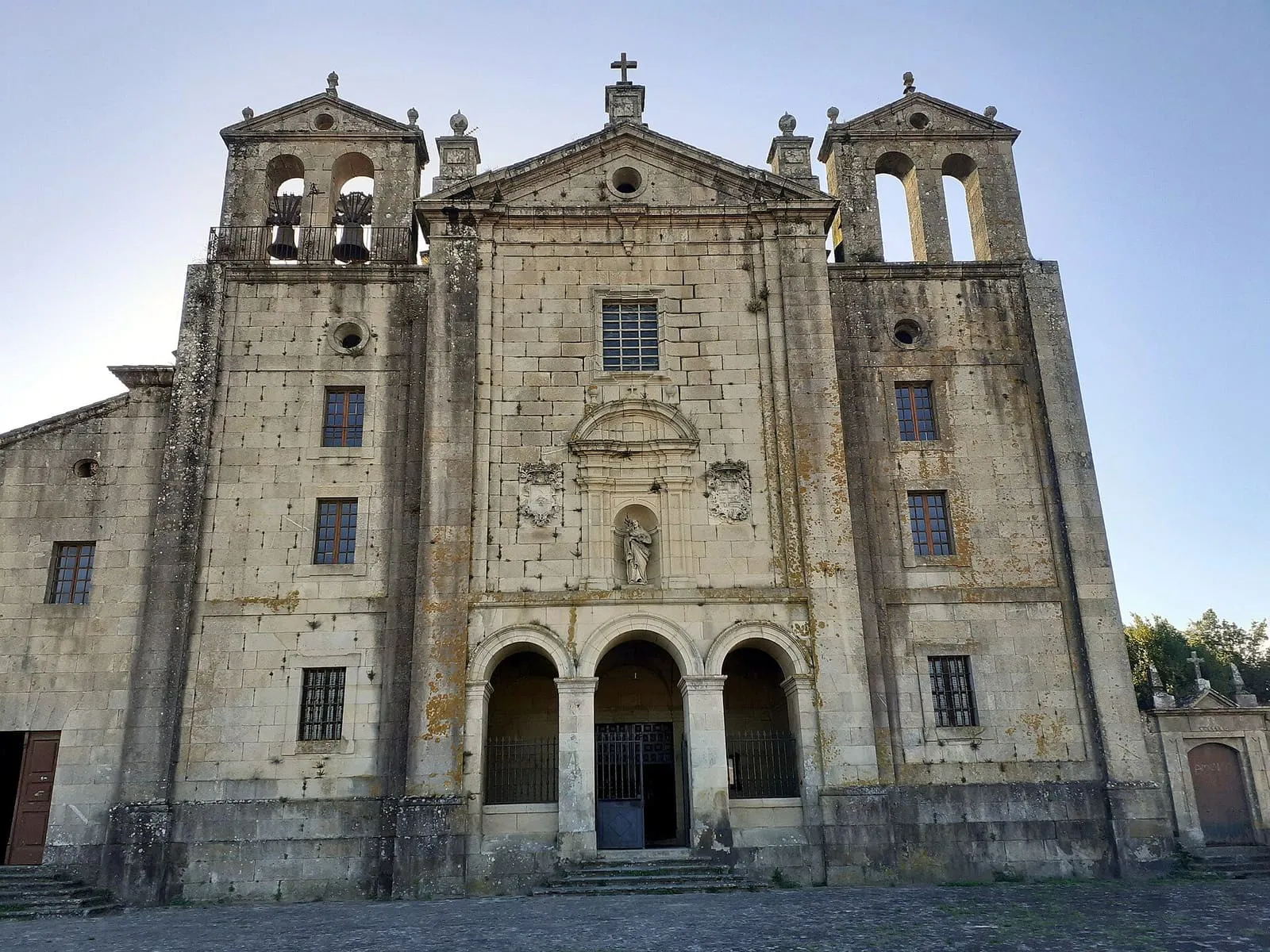 Fachada de piedra con dos torres de la iglesia de Santiago de Padrón