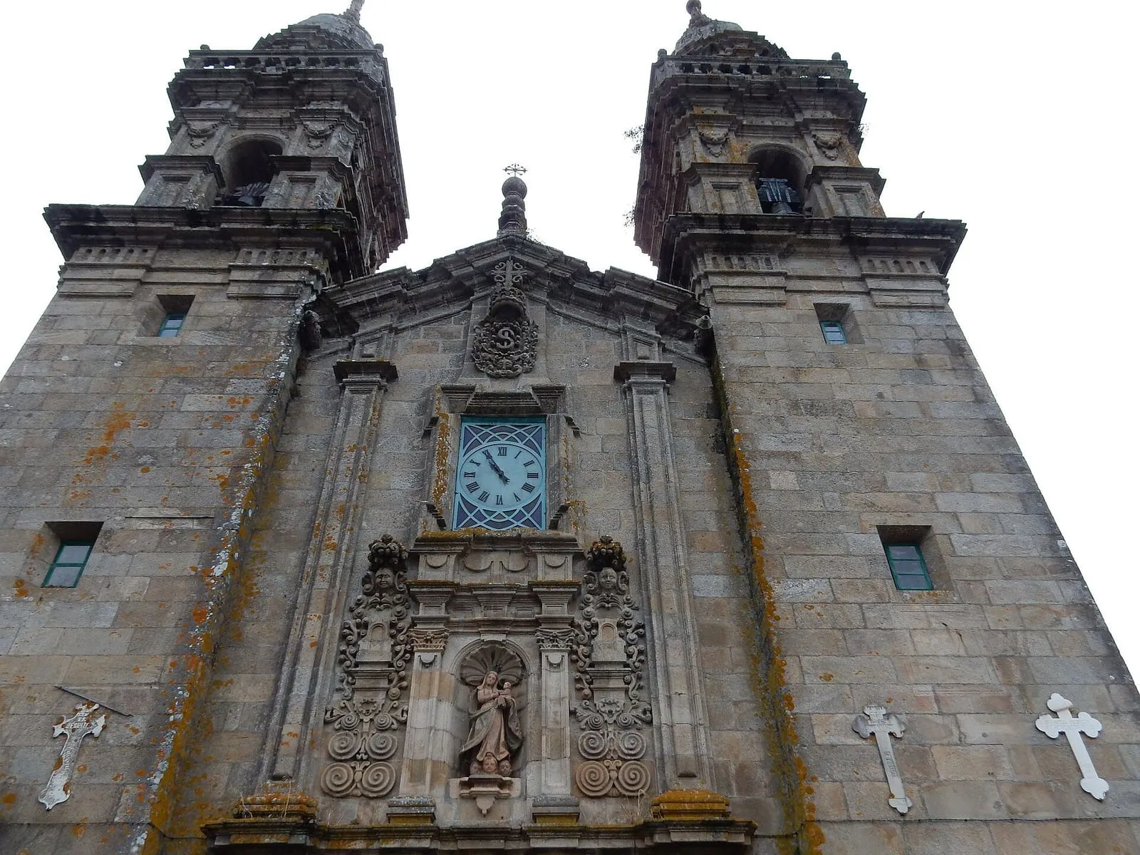 La fachada barroca del santuario de A Escravitude, con sus dos torres simétricas