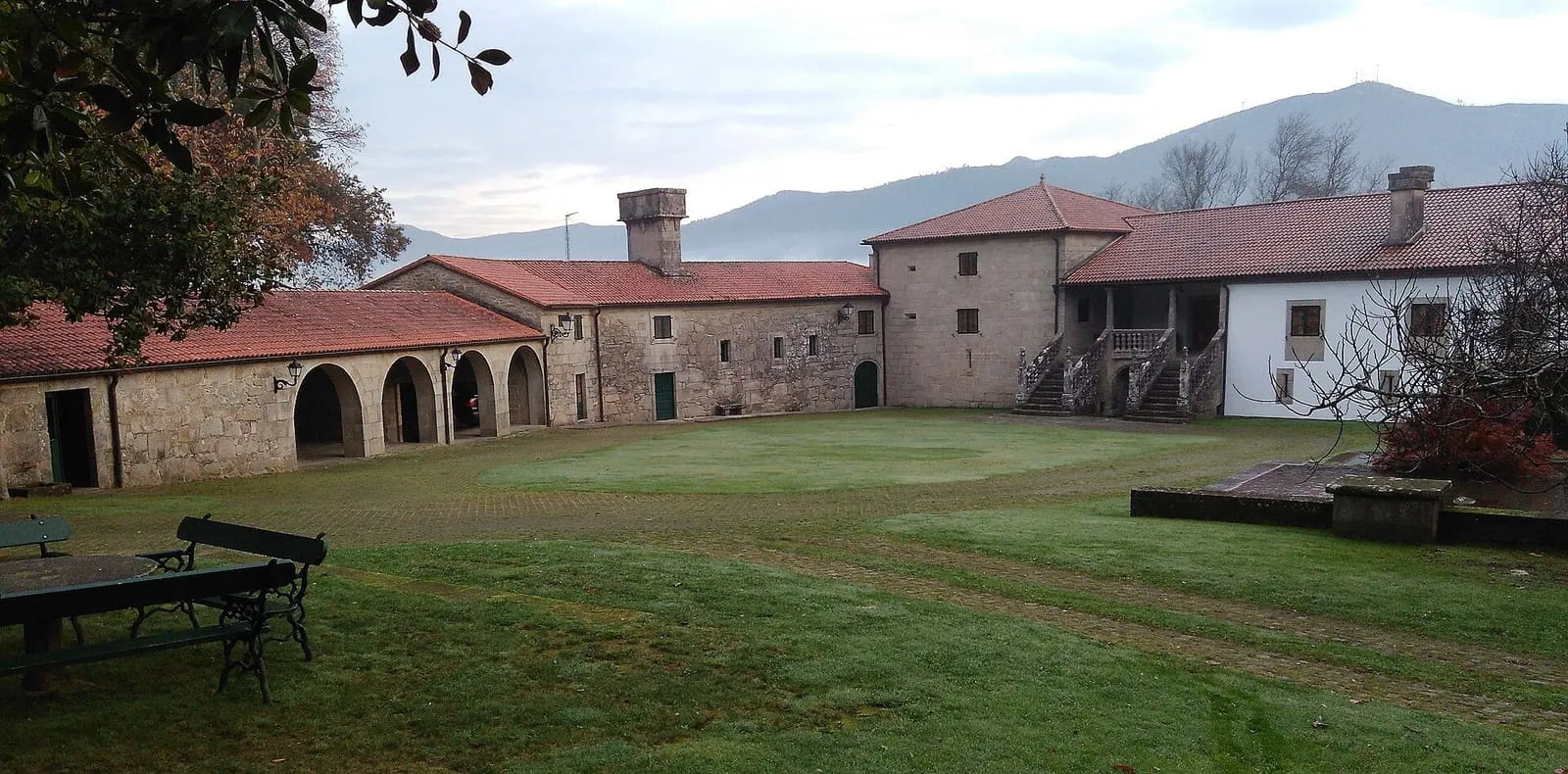 La Torre do Monte, un pazo de piedra con torre defensiva y un patio de césped