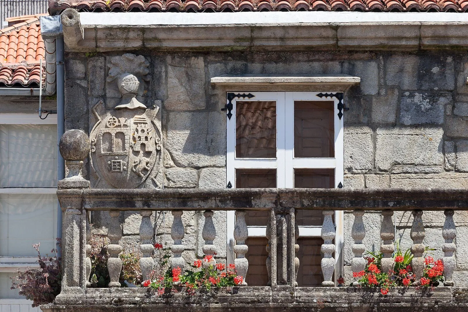 Balconada y escudo del pazo de Martelo, en la plaza de Rafael Dieste
