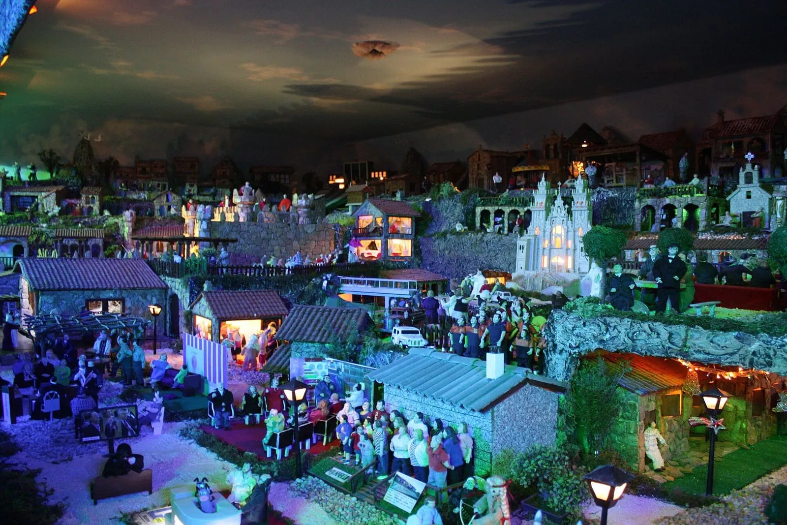 Vista nocturna del Belén de Valga: una aldea en miniatura iluminada en azul, con casas, iglesias y cientos de figuras