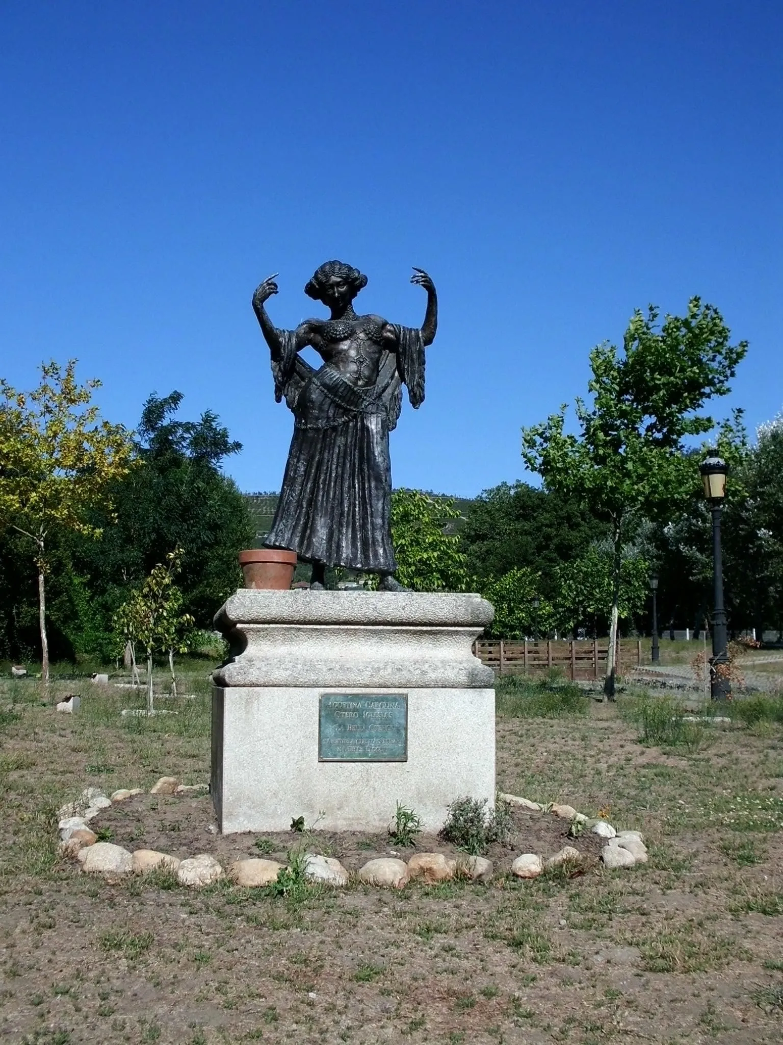 Monumento a la Bella Otero sobre un pedestal en un parque de Valga