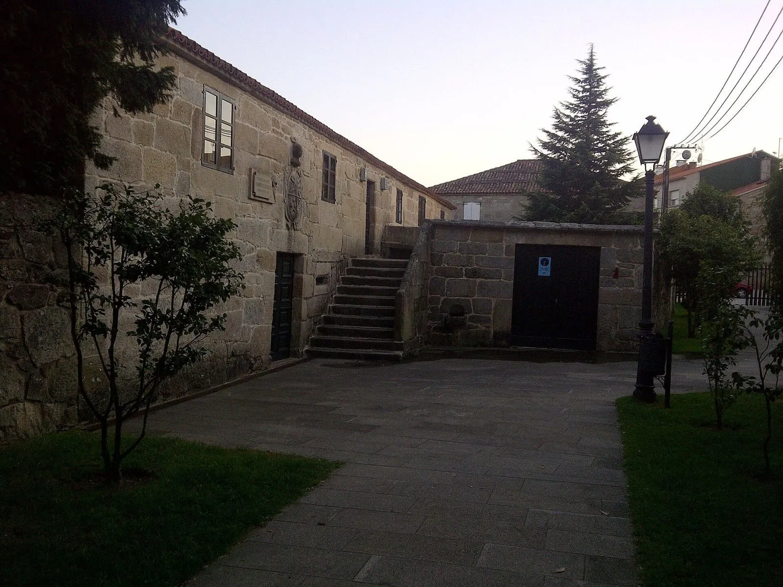 Casa de piedra con escalera y jardín, la Casa do Cuadrante, en Vilanova de Arousa
