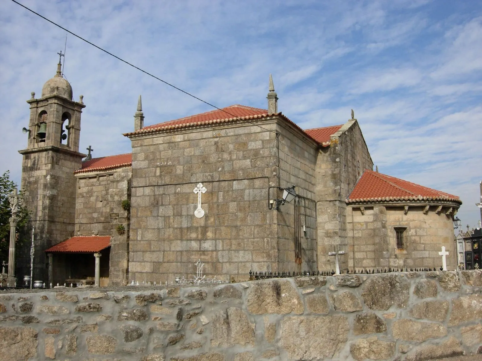 La iglesia románica de Santa María de Caleiro, con su ábside de piedra y su campanario