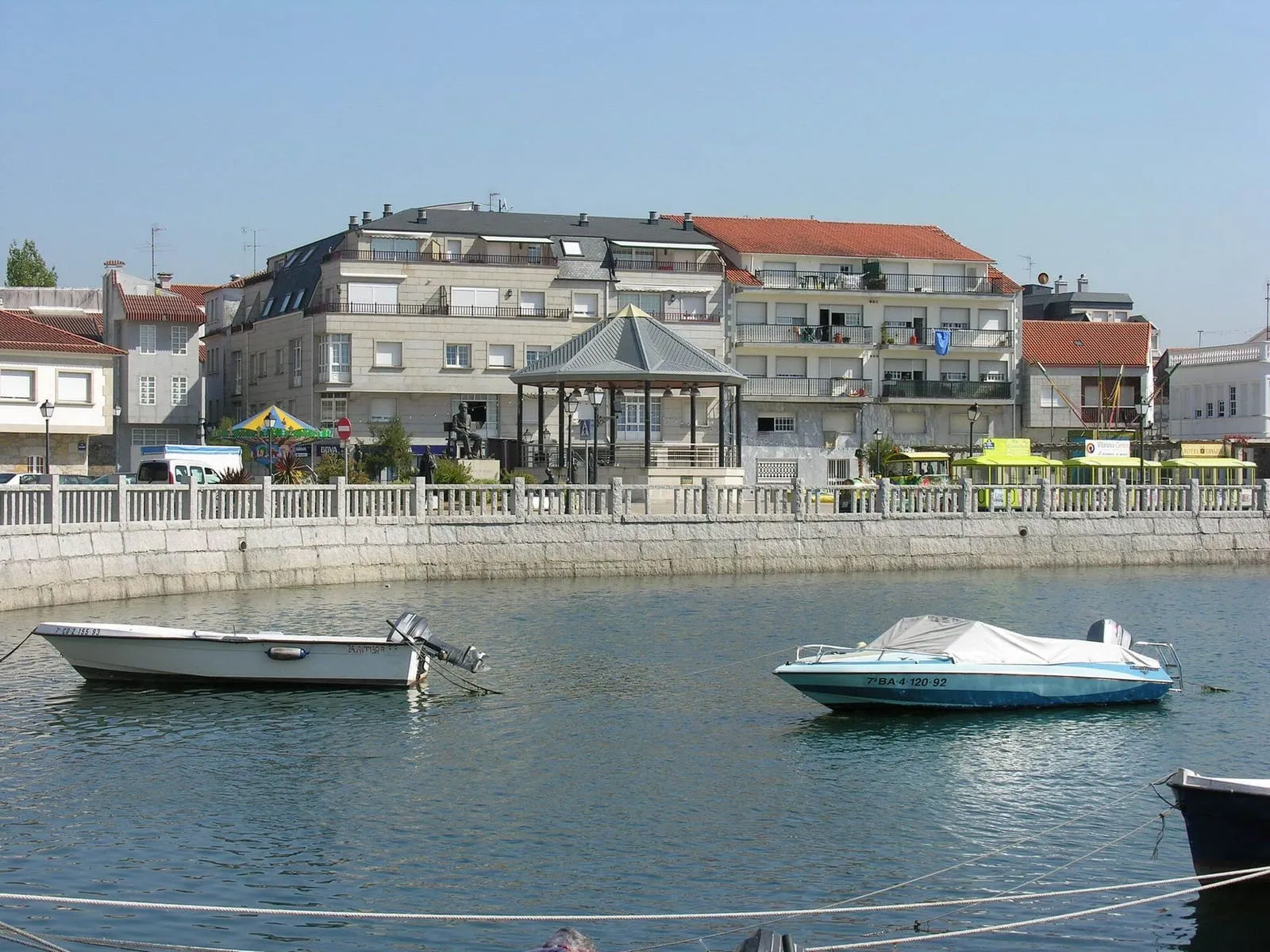 Paseo marítimo de Vilanova de Arousa con su templete y los edificios frente a la ría