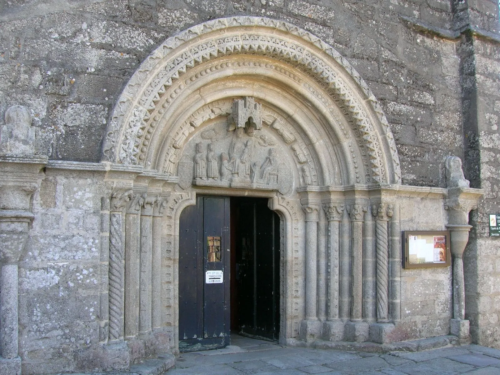 Portada gótica con arquivoltas del santuario de Santa María da Franqueira