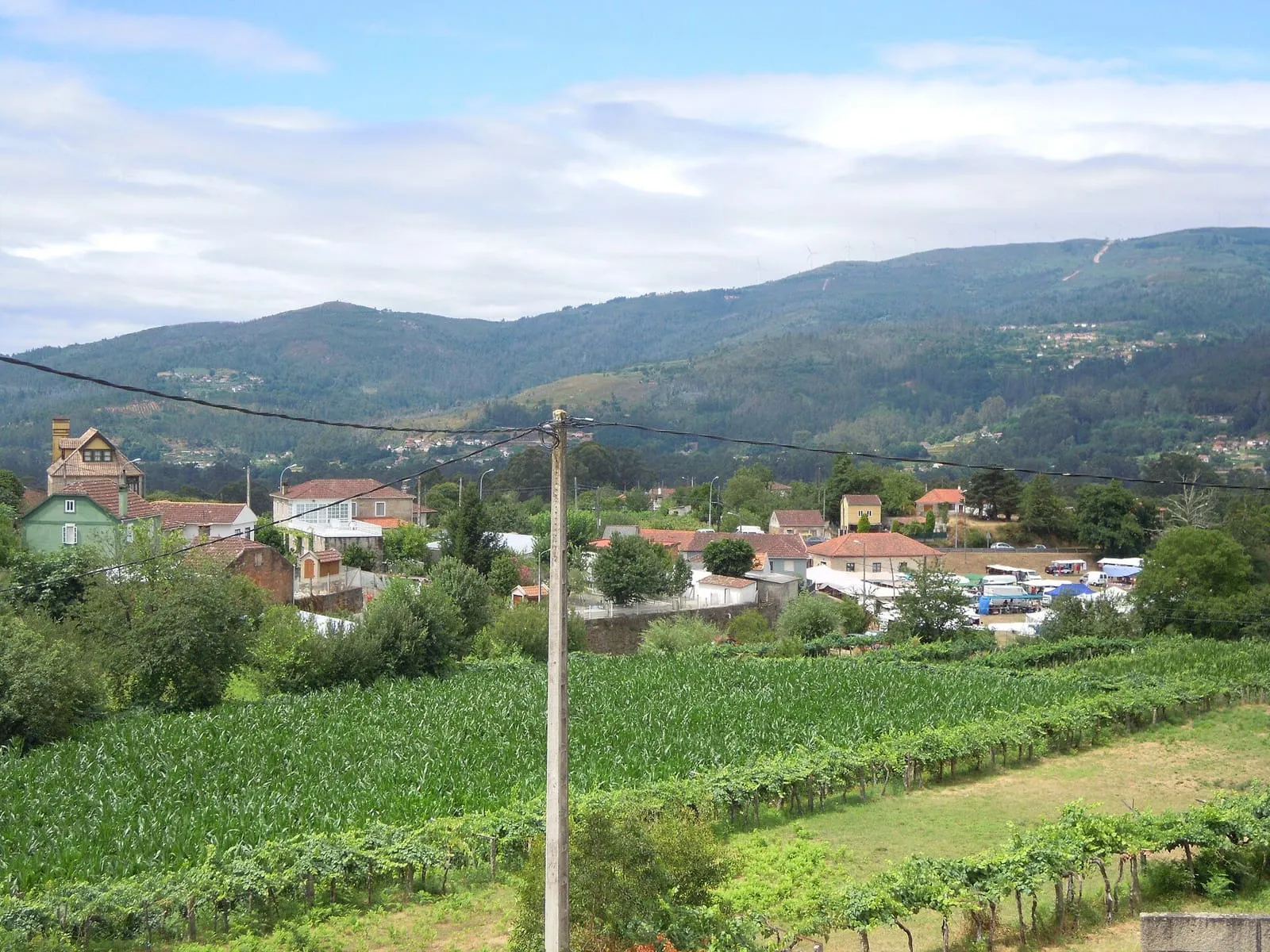 Casas de Valeixe, en A Cañiza, entre campos verdes y montañas