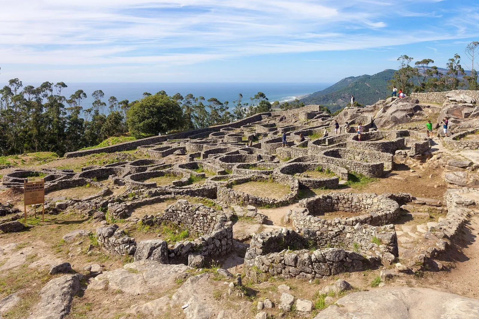 Las viviendas circulares de piedra del castro de Santa Trega, con el Atlántico y la costa al fondo
