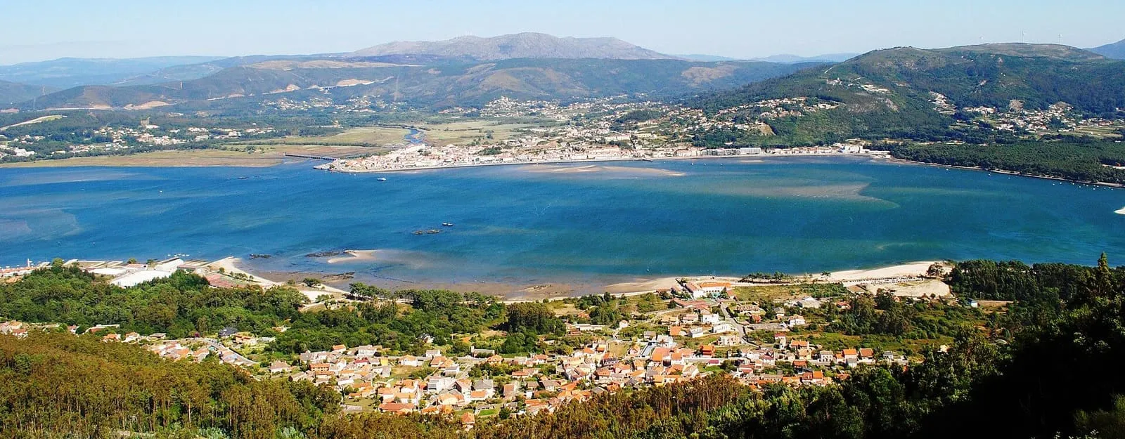 El estuario del Miño desde lo alto, con las casas de Camposancos, en A Guarda, en primer plano y la villa portuguesa de Caminha al otro lado del agua