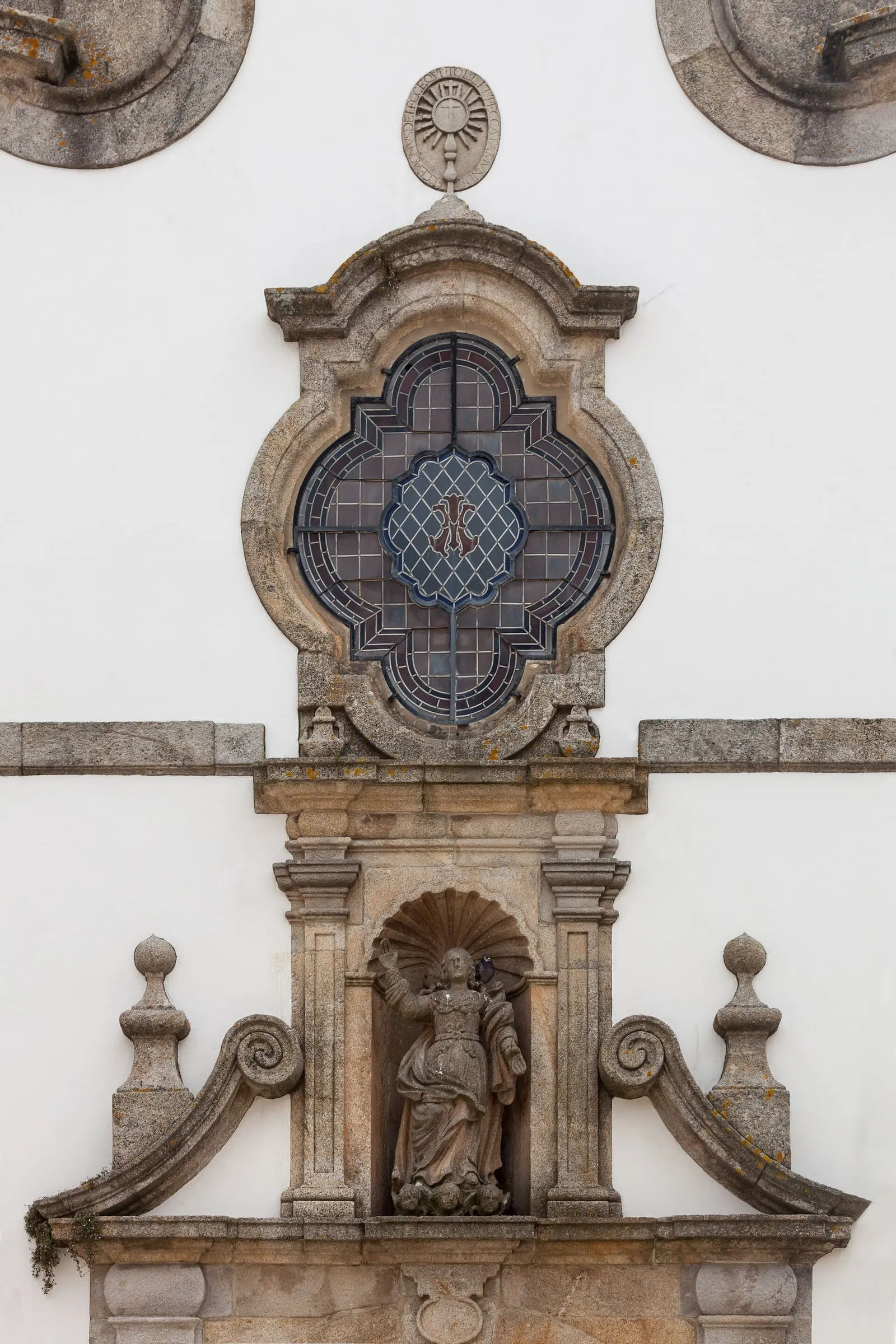 El rosetón de la fachada barroca de la iglesia de Santa María de A Guarda, sobre una portada con venera