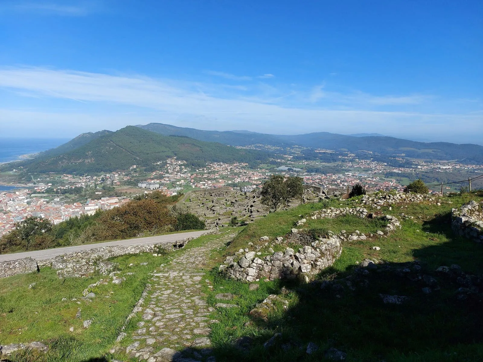 Sendero empedrado del Monte Santa Trega con A Guarda y el Atlántico al fondo