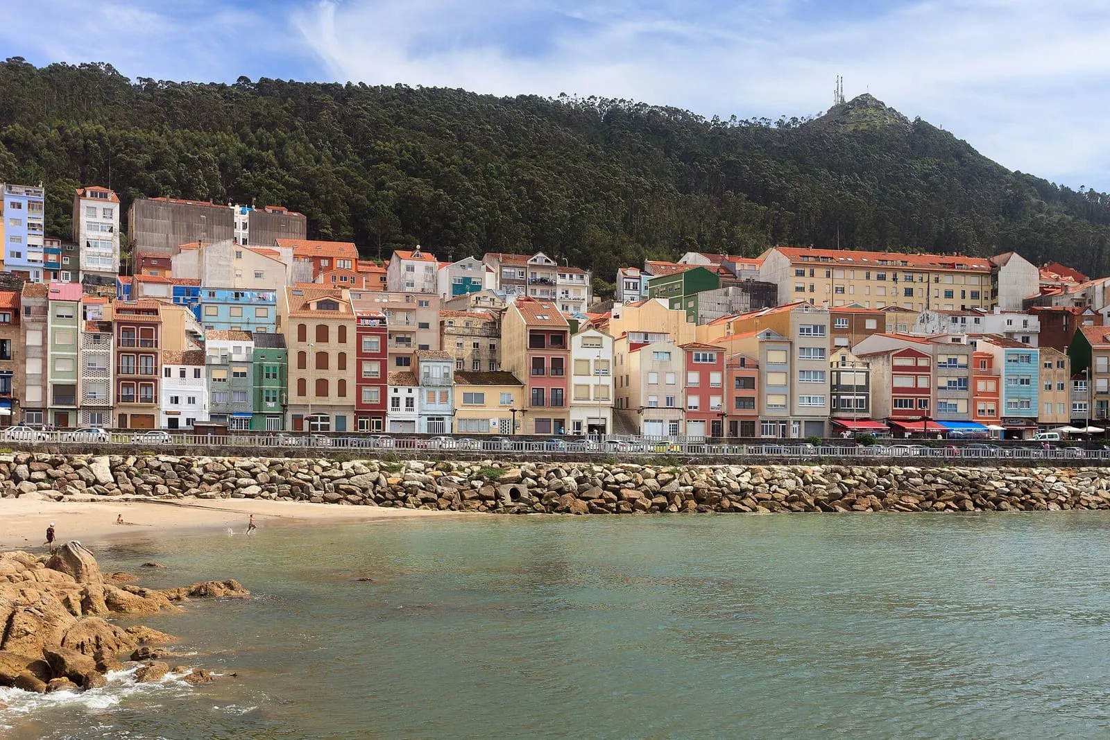 Casas de colores frente al puerto de A Guarda, con el monte Santa Trega detrás