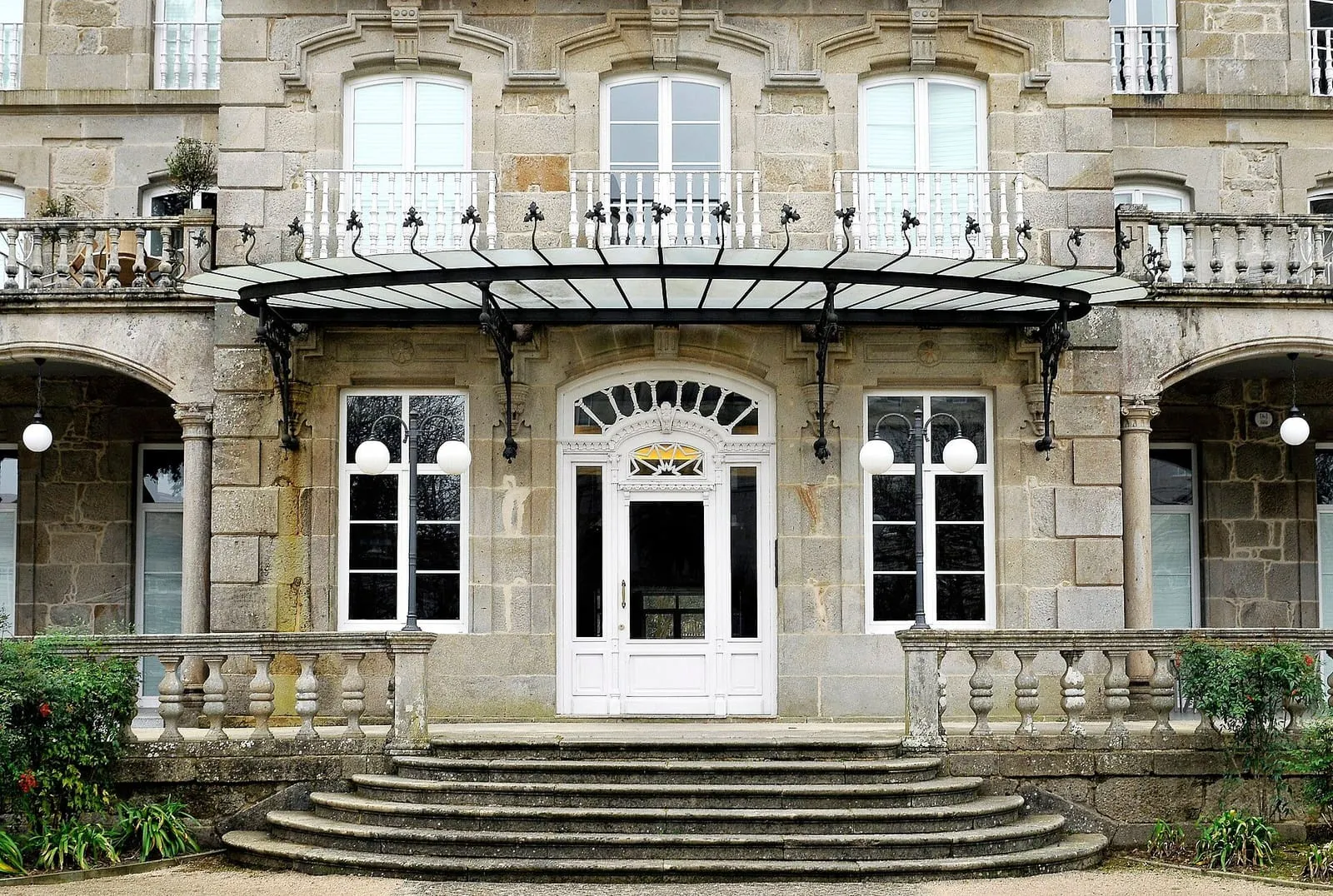 Fachada del Gran Hotel Balneario de Mondariz con árboles de otoño delante