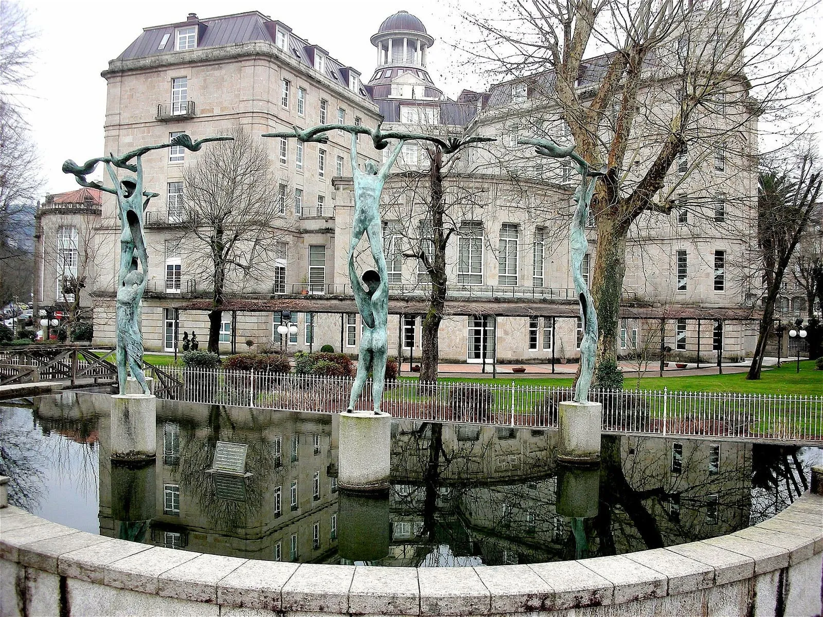 El Gran Hotel del balneario de Mondariz y la fuente con esculturas delante