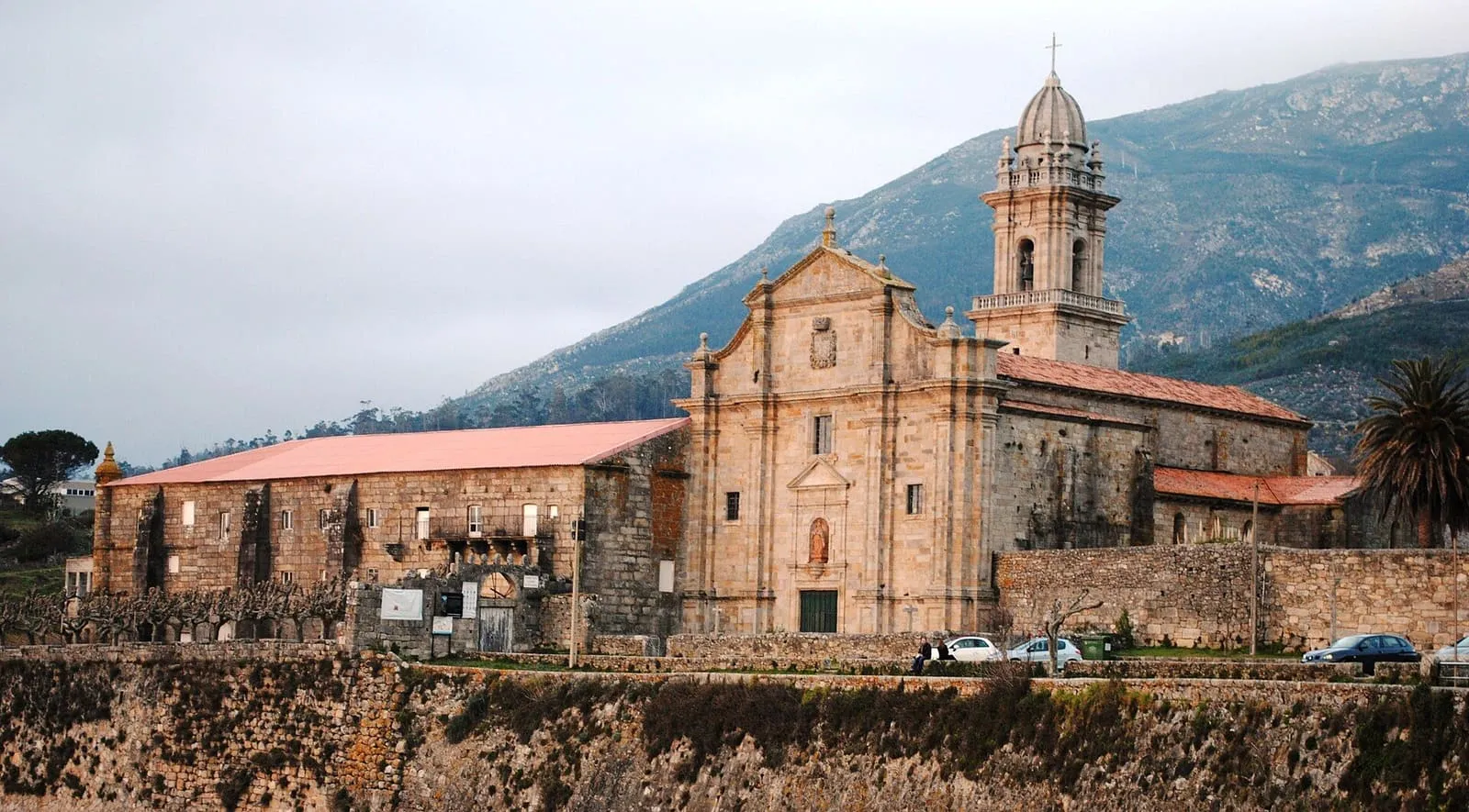 Fachada barroca y torre del monasterio de Santa María de Oia, entre el monte y el mar