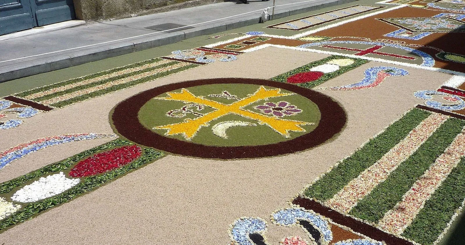 Alfombra floral del Corpus de Ponteareas con motivos geométricos de colores