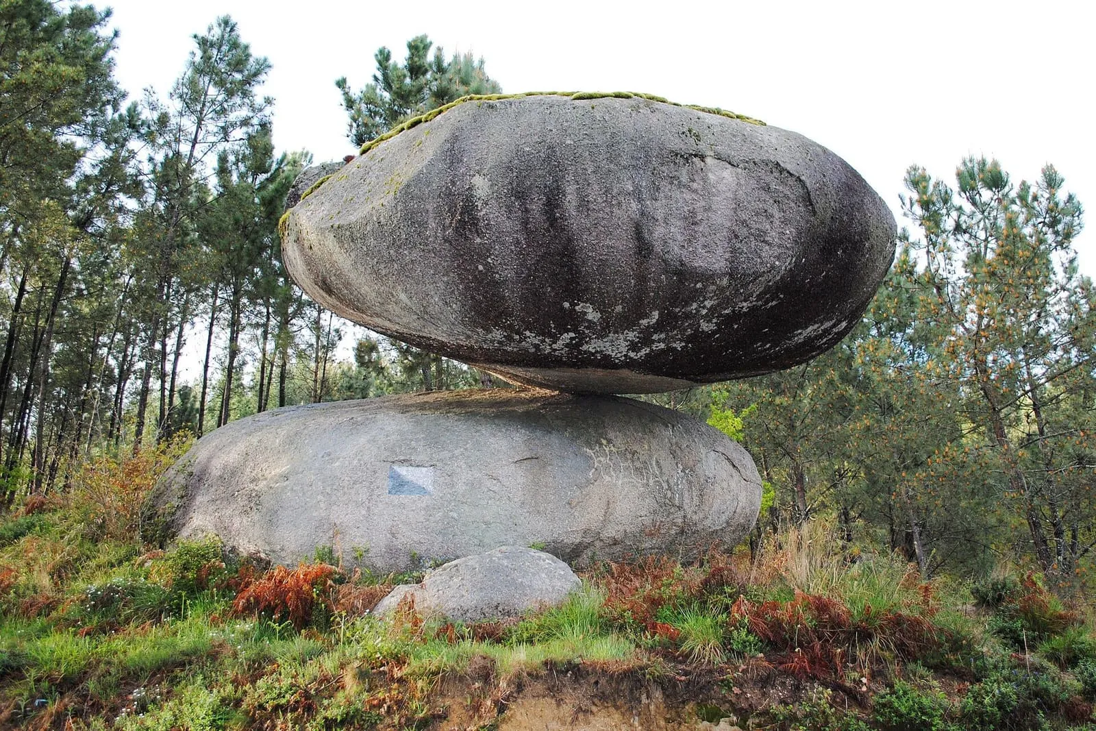 La pena do Equilibrio, un enorme penedo de granito en equilibrio sobre otro, entre pinos