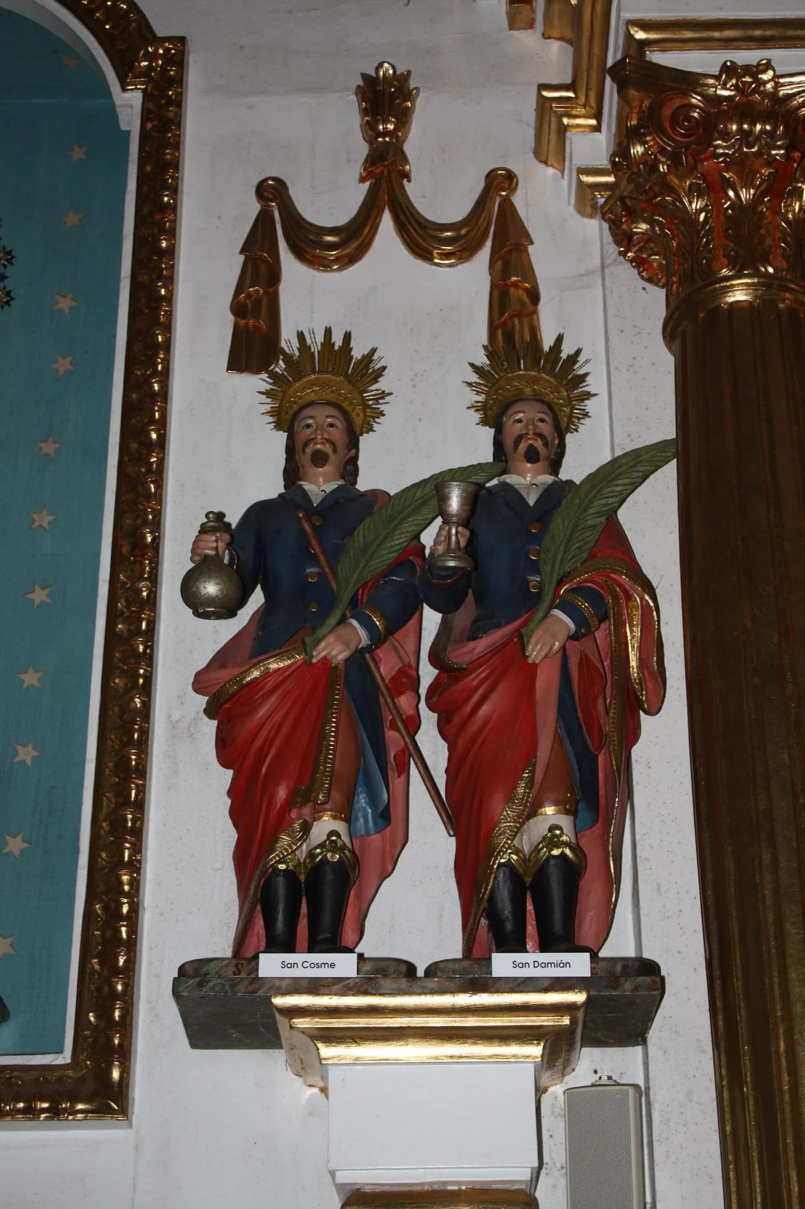 Dos imágenes policromadas de los santos mártires San Campio, con palma y cáliz, en el santuario de San Campio de Lonxe