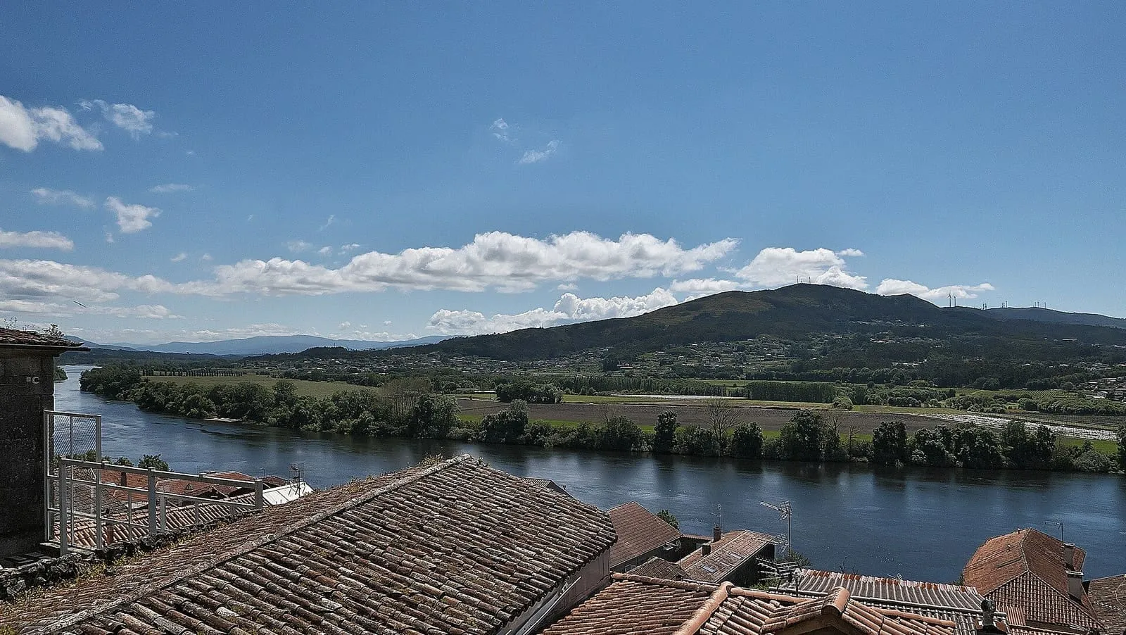 Tejados del casco histórico de Tui con el río Miño y los montes de Portugal al fondo