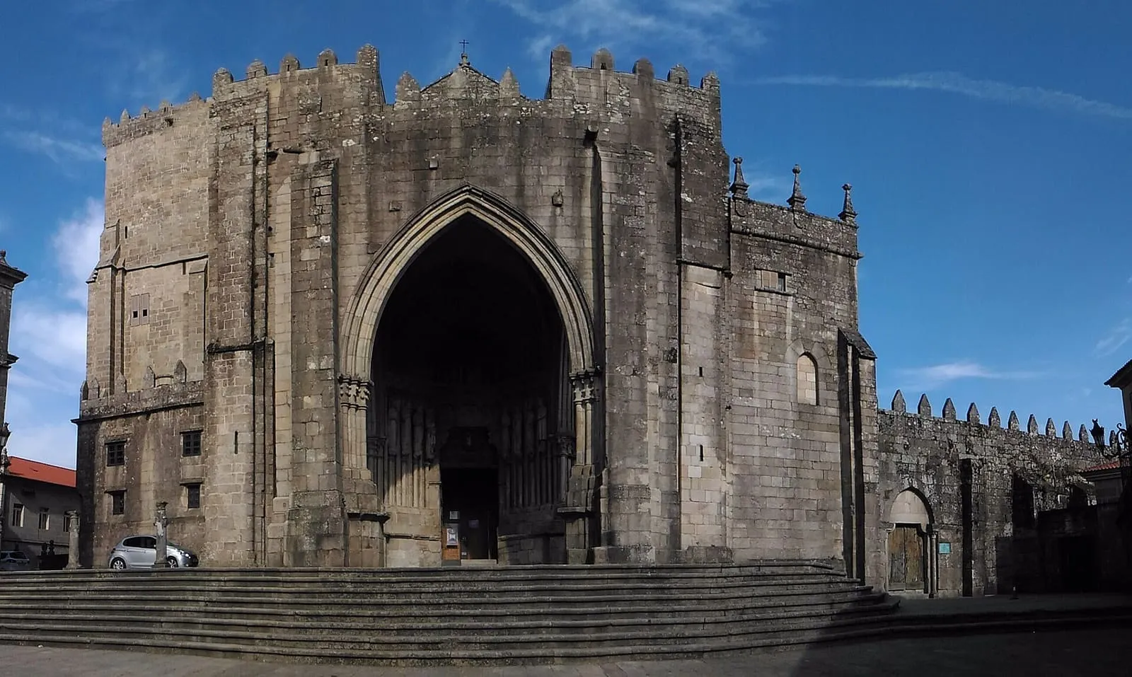 Fachada de la catedral de Tui, con su portada gótica y su aspecto de fortaleza