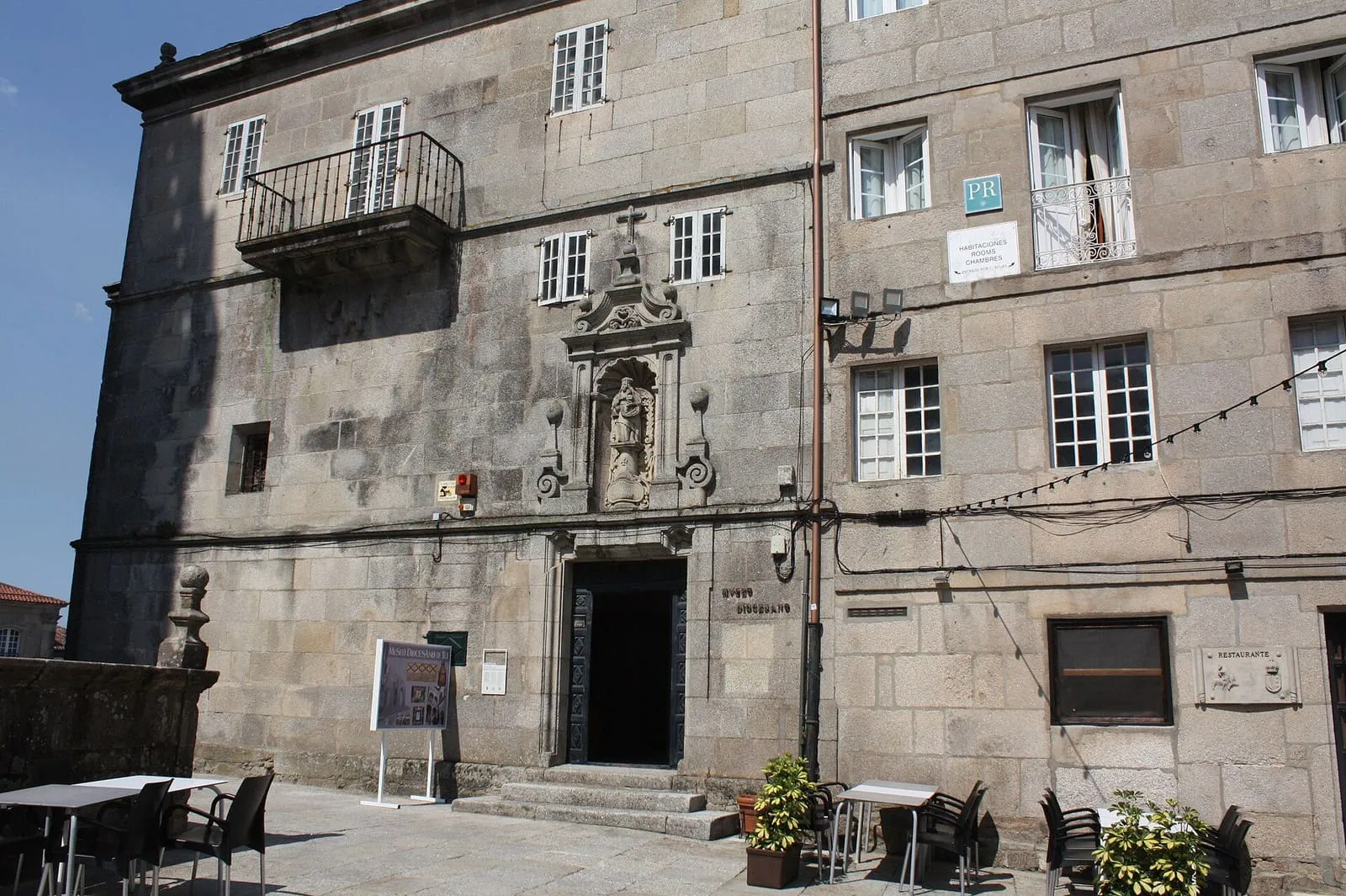 La fachada de piedra del antiguo hospital de pobres y peregrinos, hoy Museo Diocesano, con portada barroca y balcón