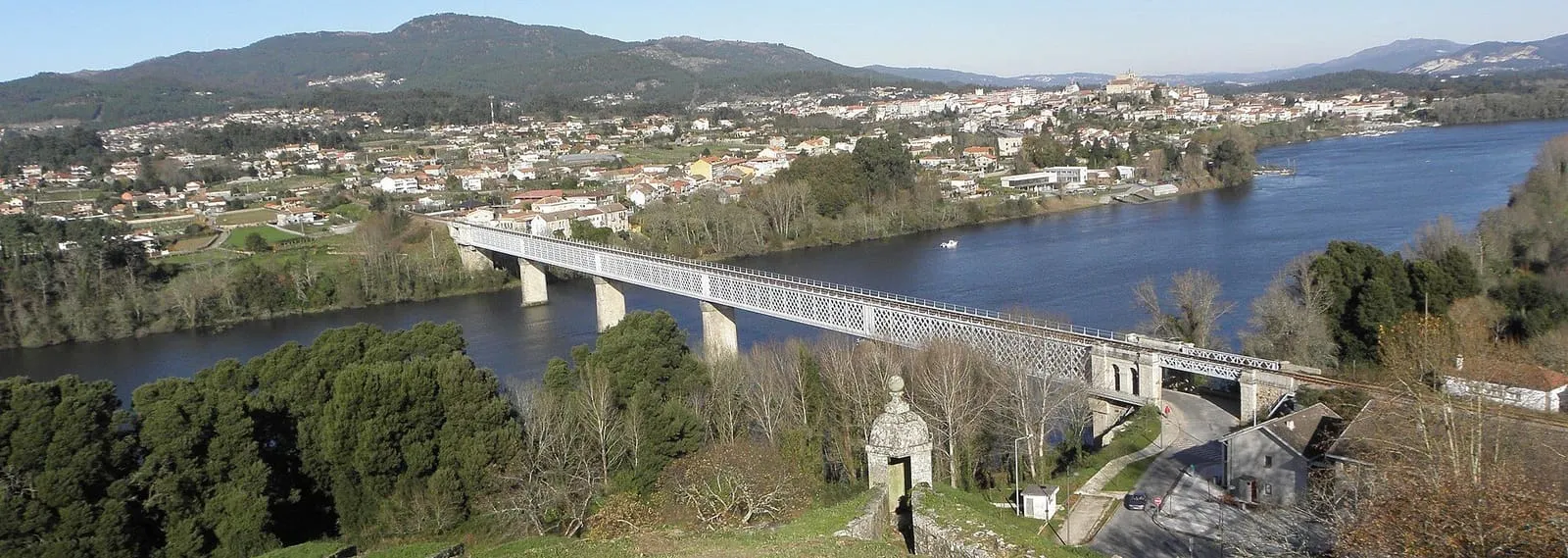Puente internacional entre Tui y Valença sobre el río Miño